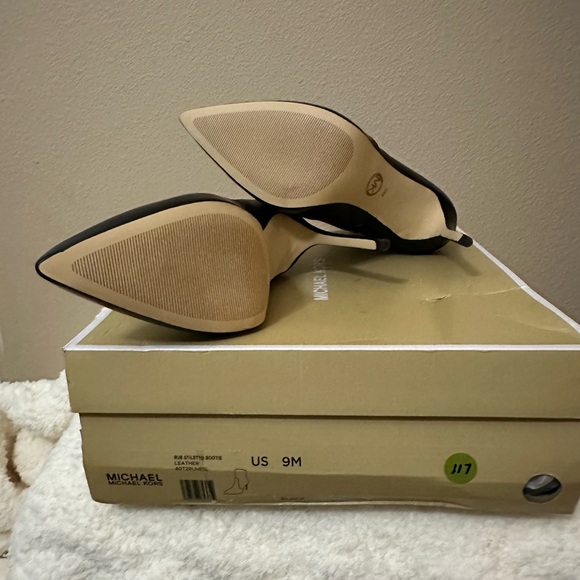 New Michael Kors Women's Rue Leather Ankle Bootie Black Size 9 - Picture 6 of 9